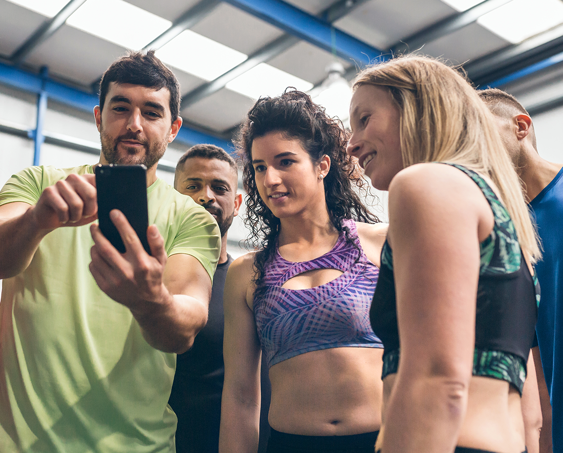 Comunidad de socios en un gimnasio durante una clase grupal