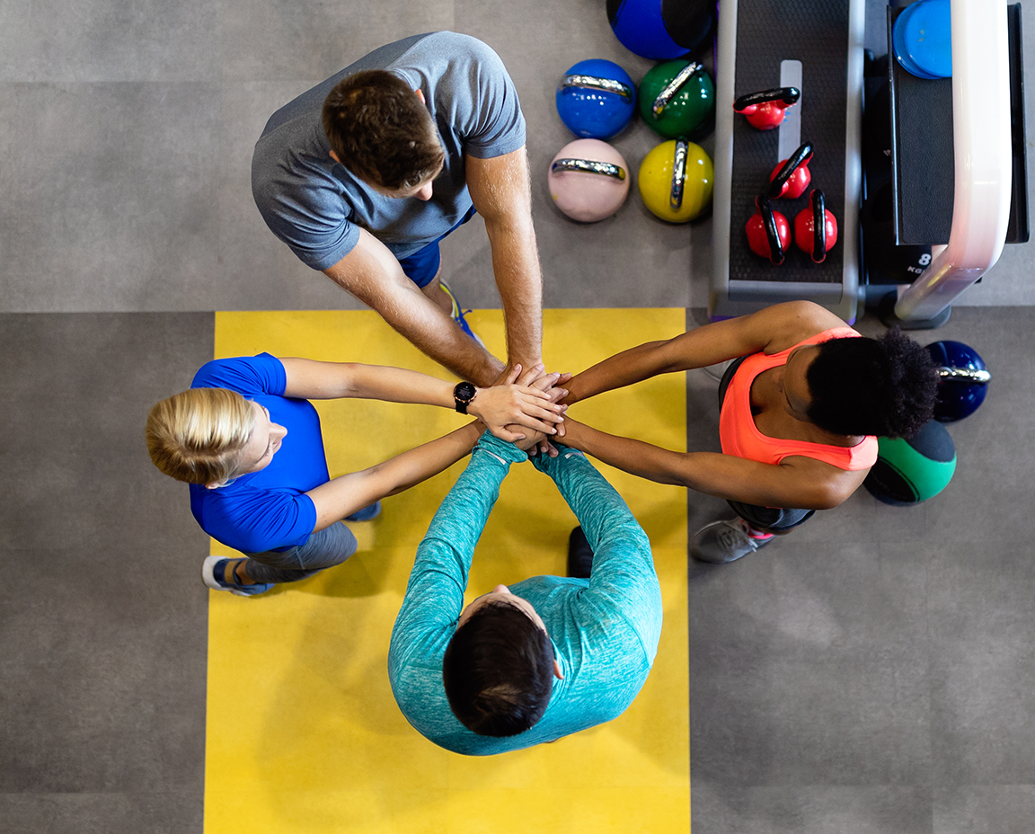 Equipo de profesionales de un gimnasio durante una reunión de coordinación